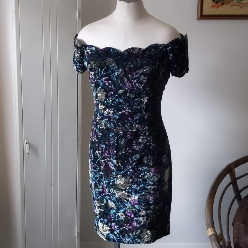 Beautiful vintage floral velvet dress 7/8